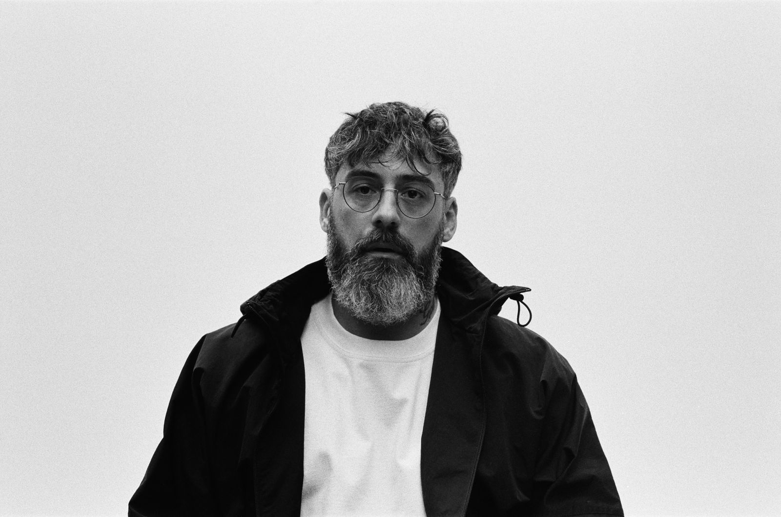 Ein schwarz-weiß Porträt des Rappers Sido