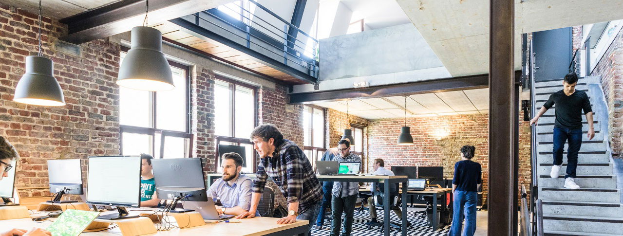 Großes Büro mit Männer