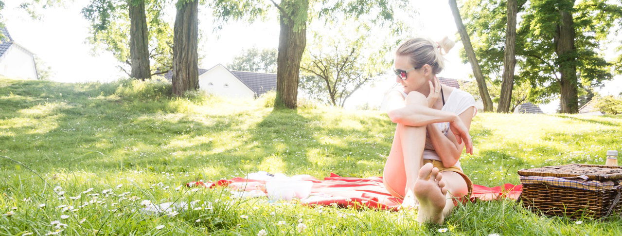 Frau auf einer Wiese