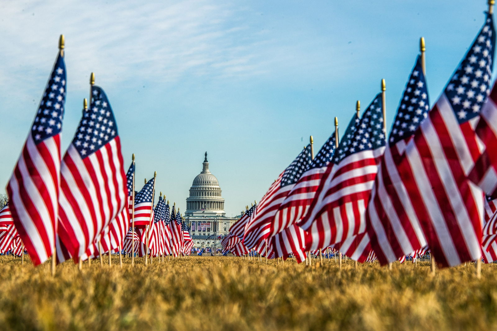 Flaggen säumen den Weg zum Capitol in Washington D.C. 