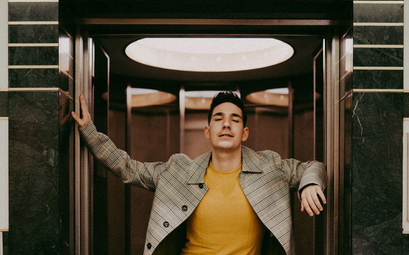 Mann lehnt an Aufzug 