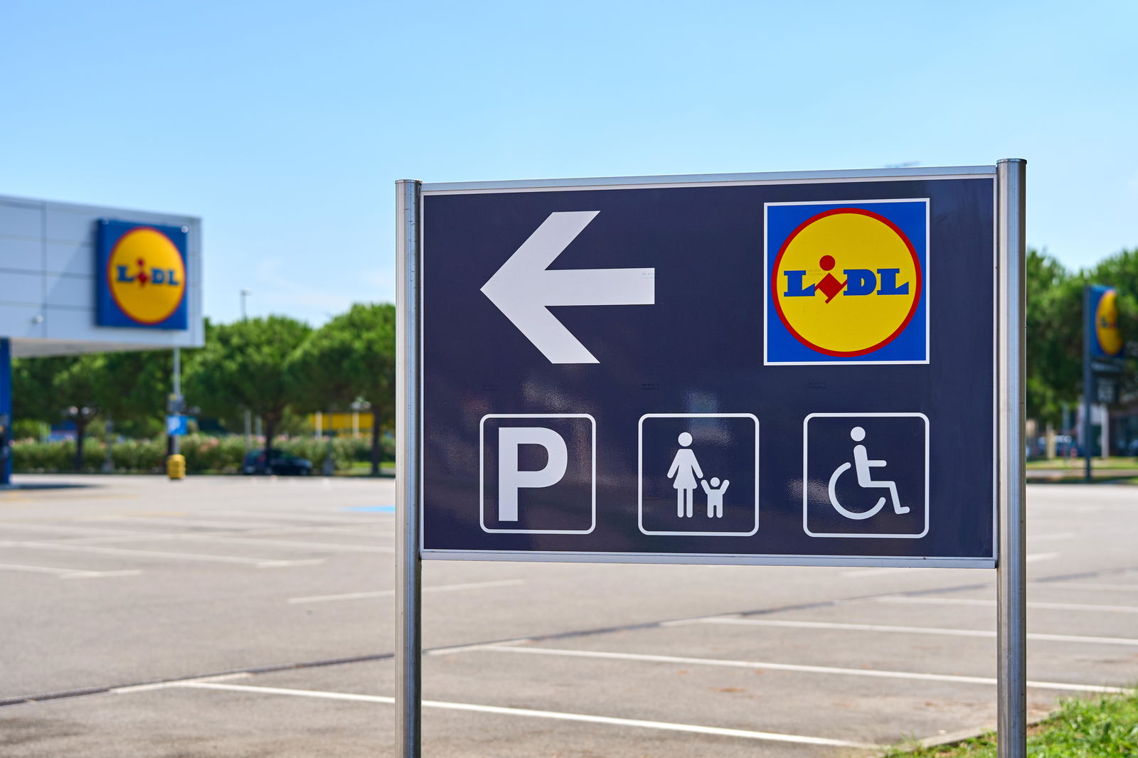 Parkschild vor Supermarkt