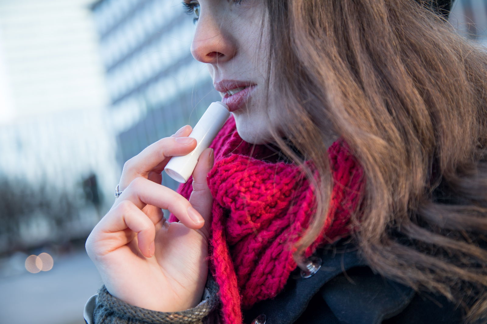 Frau pflegt ihre Lippen mit Lippenbalsam