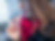 Frau pflegt ihre Lippen mit Lippenbalsam