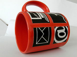 Rote Tasse mit App Symbolen