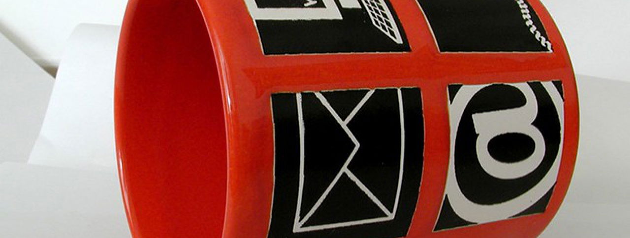 Rote Tasse mit App Symbolen