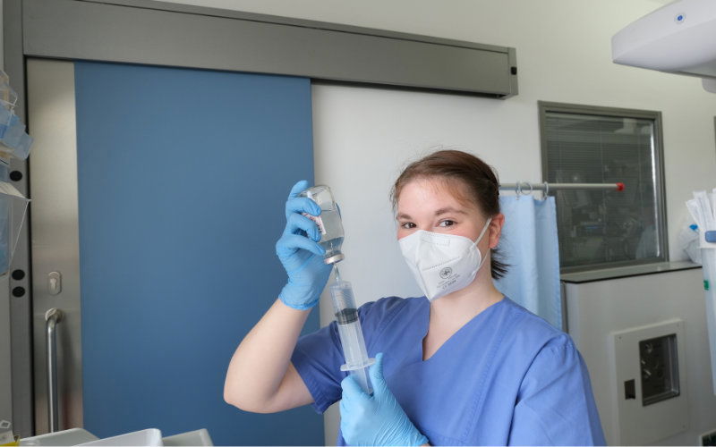 Ärztin hat Spritze in der Hand 