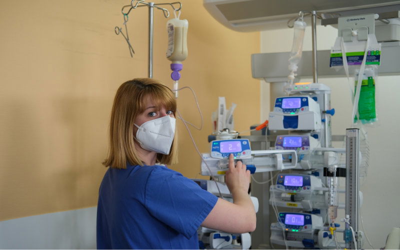 Ärztin in Krankenhauszimmer an Geräten 