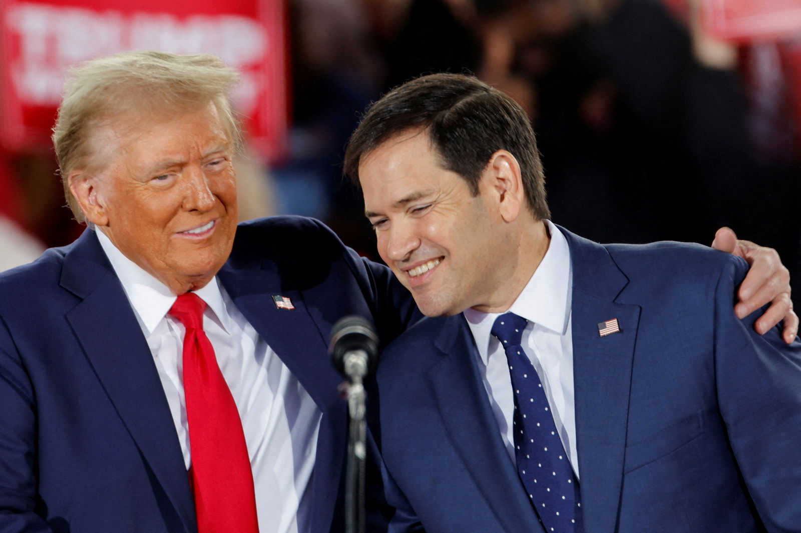 Donald Trump mit Senator Marco Rubio der künftig für die Außenpolitik der USA zuständig sein soll