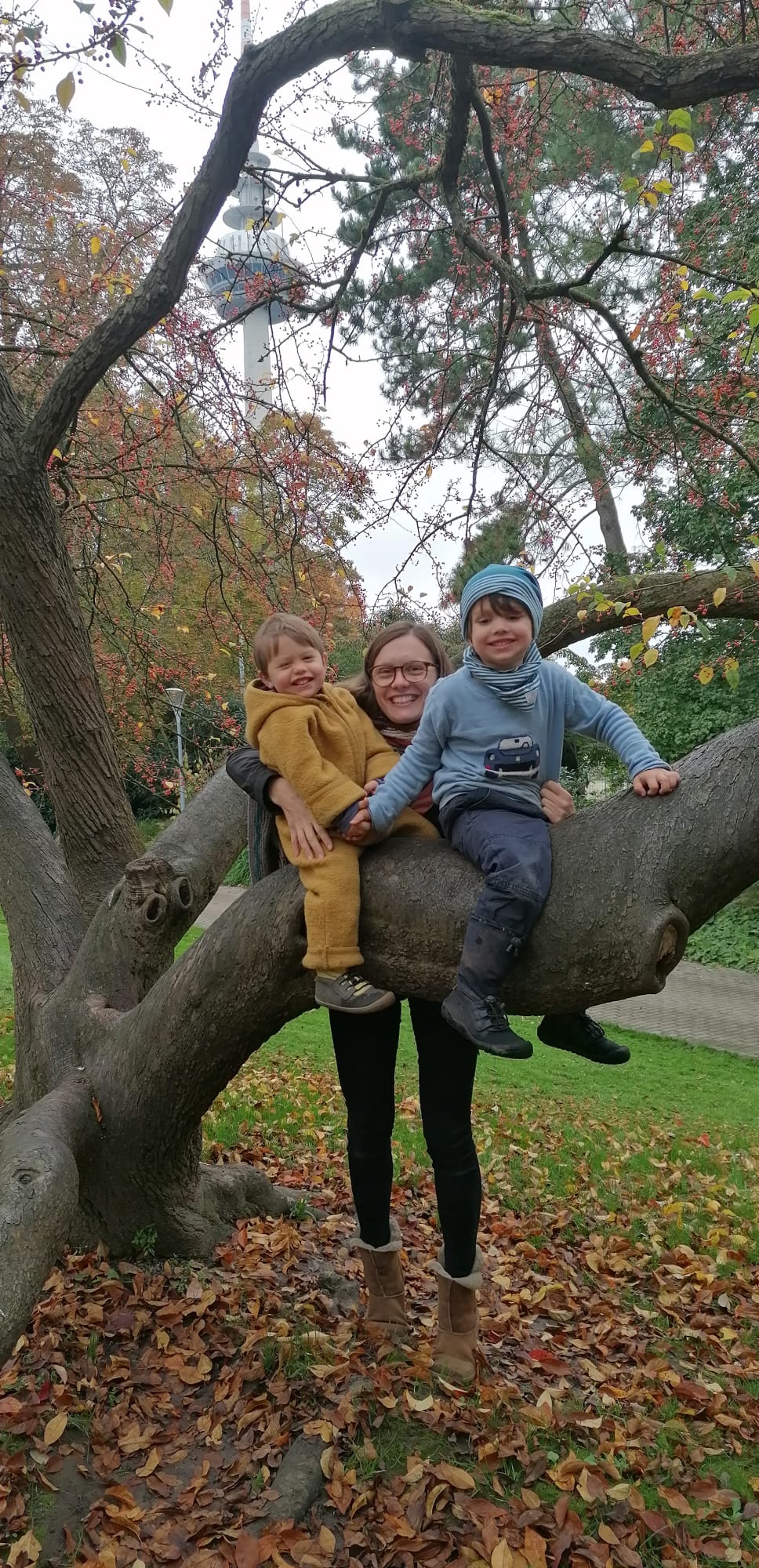 KuR Ben aus Berg draußen mit Mutter und Bruder