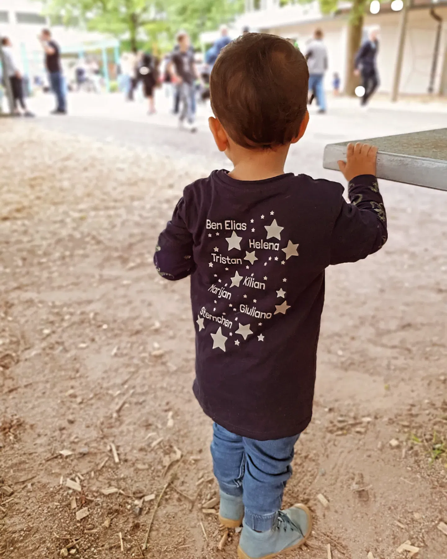 KuR Sternenkinder Junge von hinten