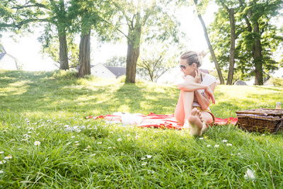 Frau auf einer Wiese