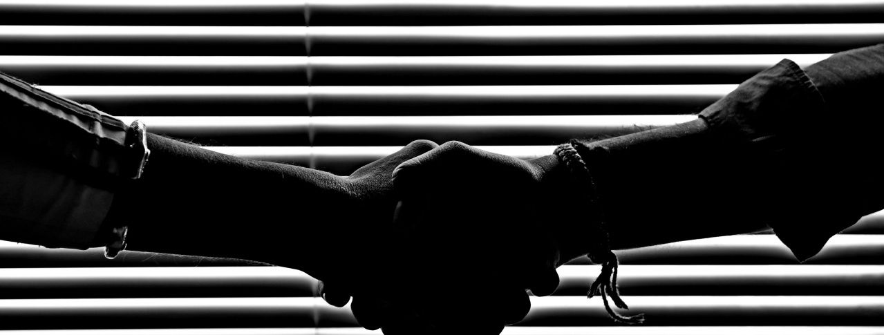 Hände schütteln schwarz-weiß