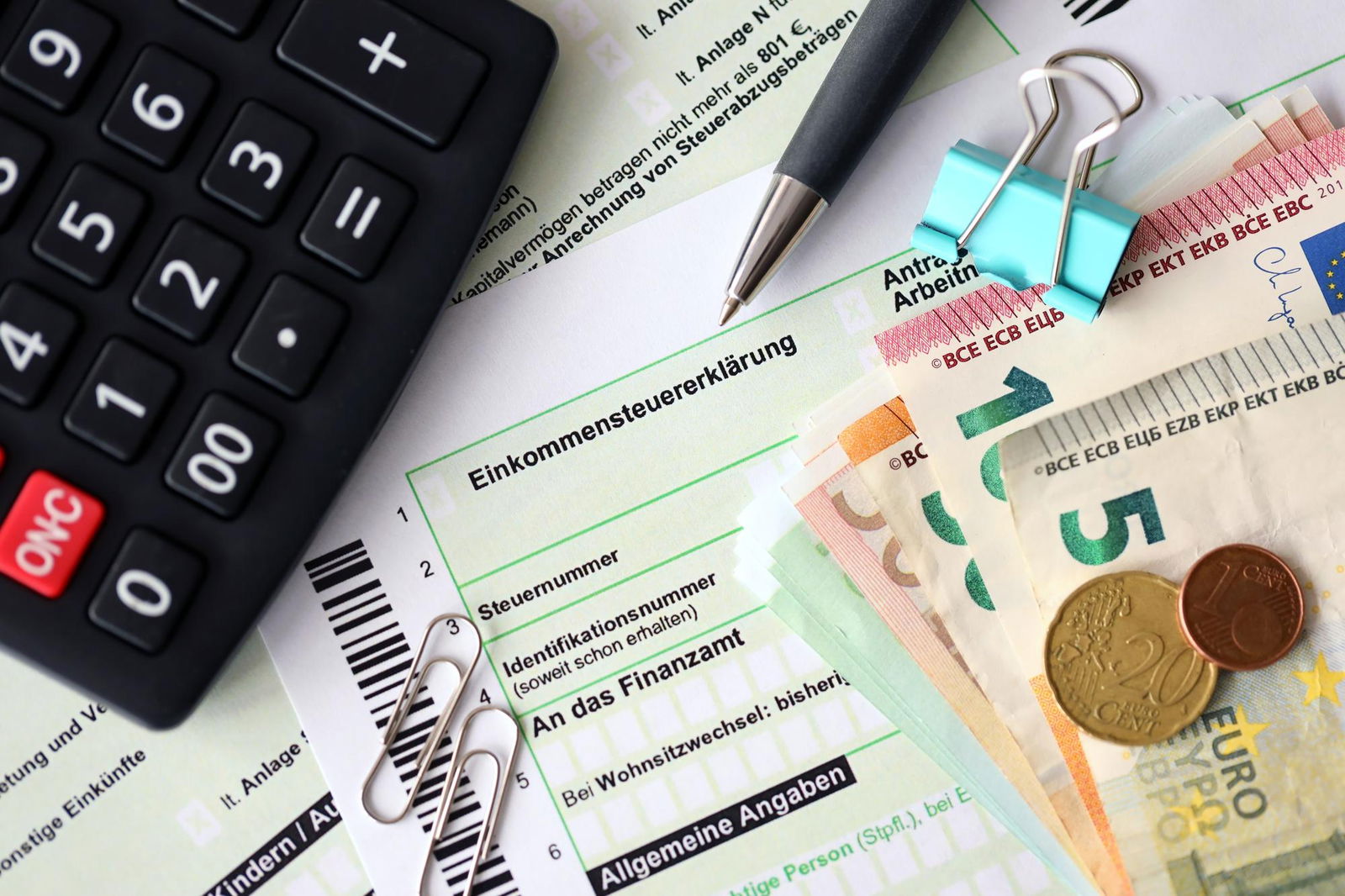 Bargeld und Taschenrechner