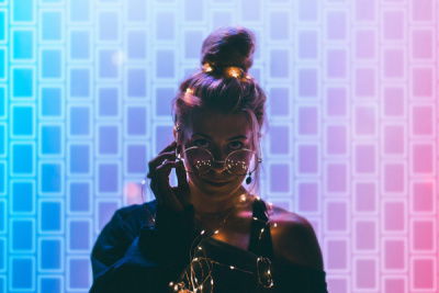 Frau im und mit Licht