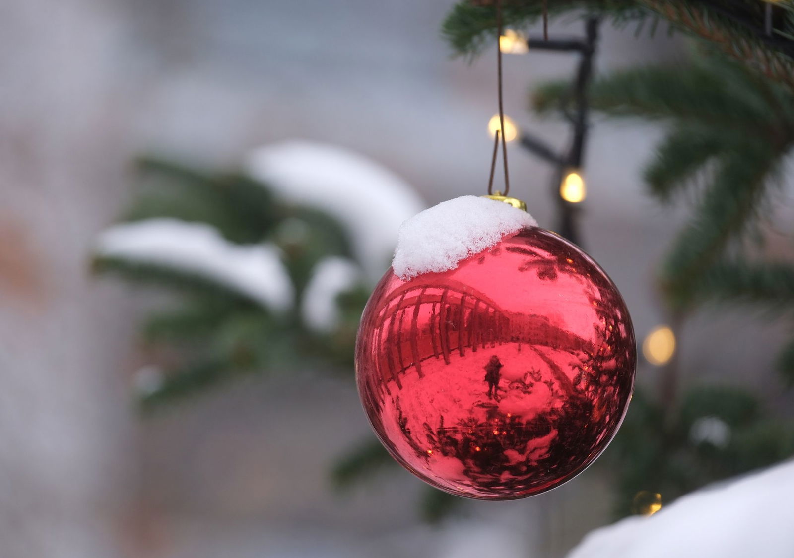 Landen an Weihnachten weiße Flöckchen auch in Baden-Württemberg auf Christbäumen? (Symbolbild)