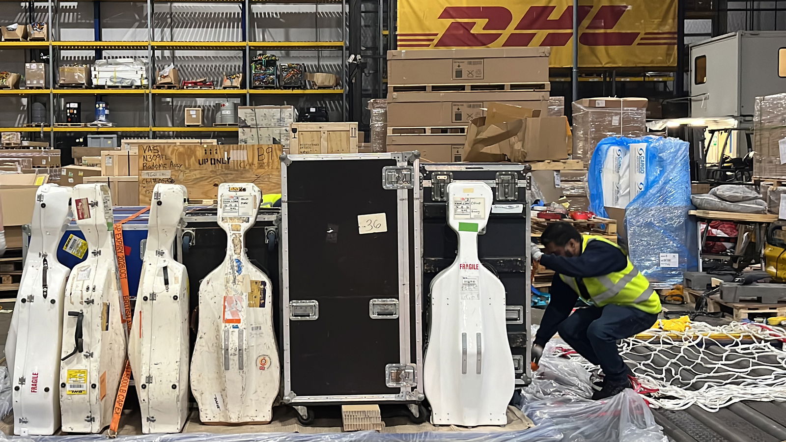 Transport von Celli für das London Philharmonic Orchestra