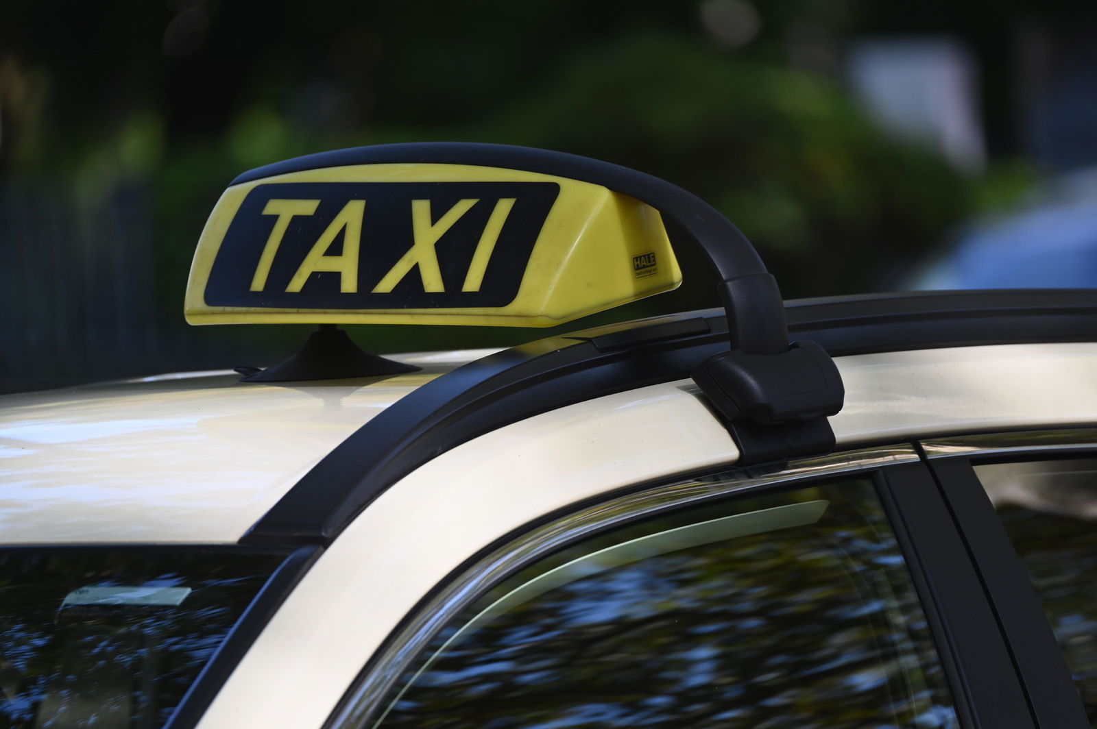 Die Stadt Köln verschenkt Taxi-Gutscheine an Frauen