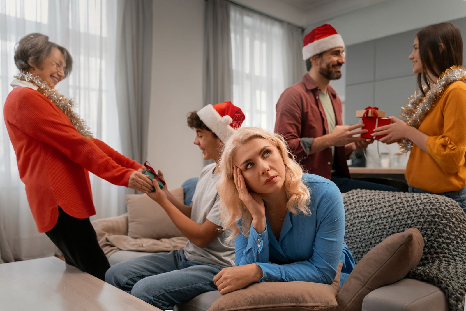 Eine Frau fühlt sich im Weihnachtsstress genervt