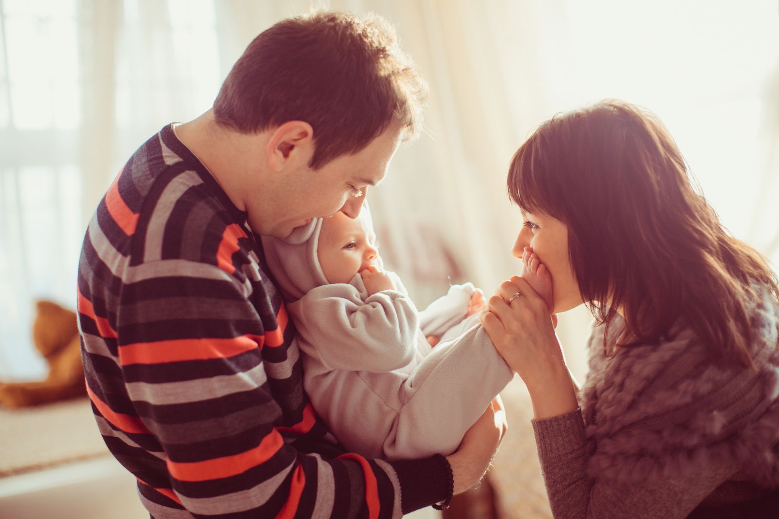 Mutter küsst die Füße ihres Babys