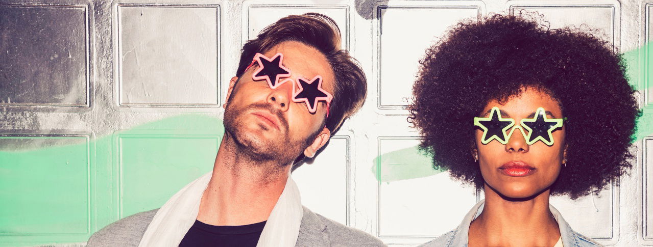 Frau und Mann mit Sternenbrille