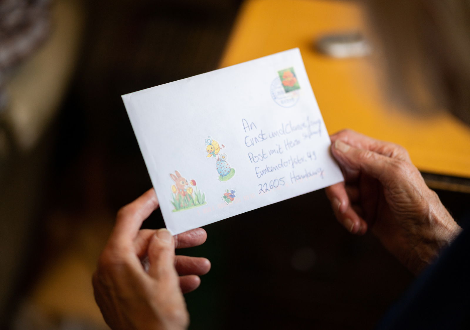 Seniorin Liselotte Fabian (93) hält einen Brief, den sie im Rahmen der Aktion "Post mit Herz" erhalten hat