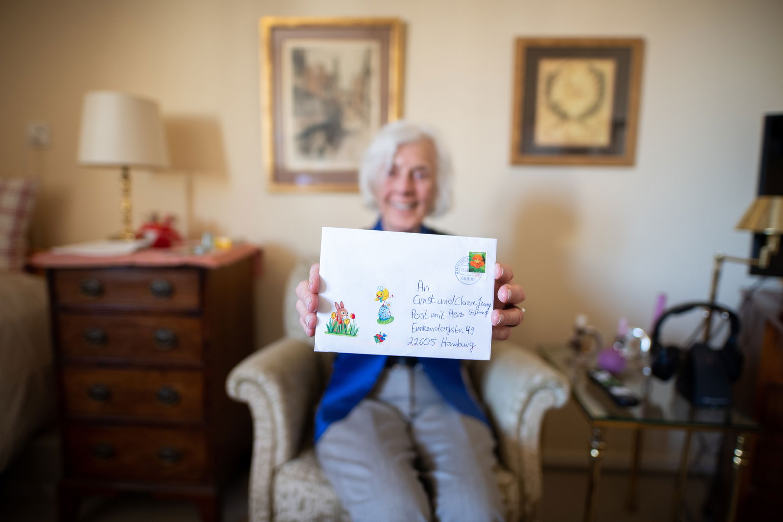 Seniorin Liselotte Fabian (93) zeigt einen Brief, den sie im Rahmen der Aktion „Post mit Herz“ erhalten hat. 