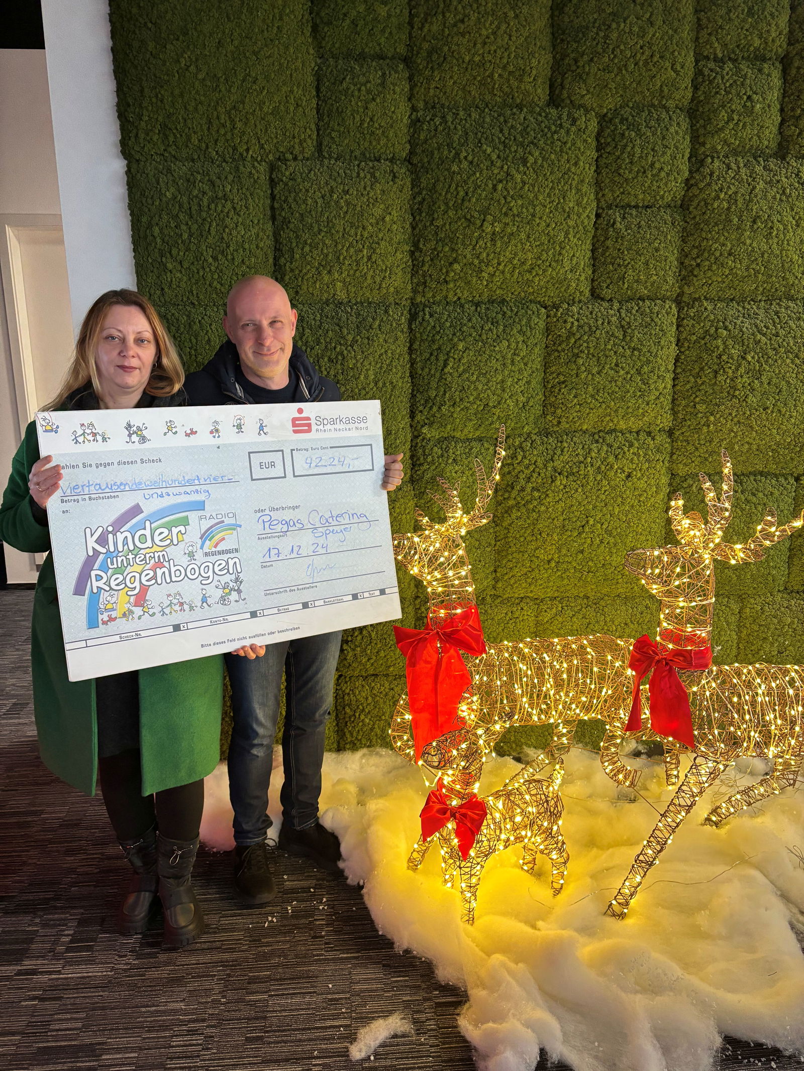 Pegas Catering aus Speyer übergibt Spende an Kinder unterm Regenbogen