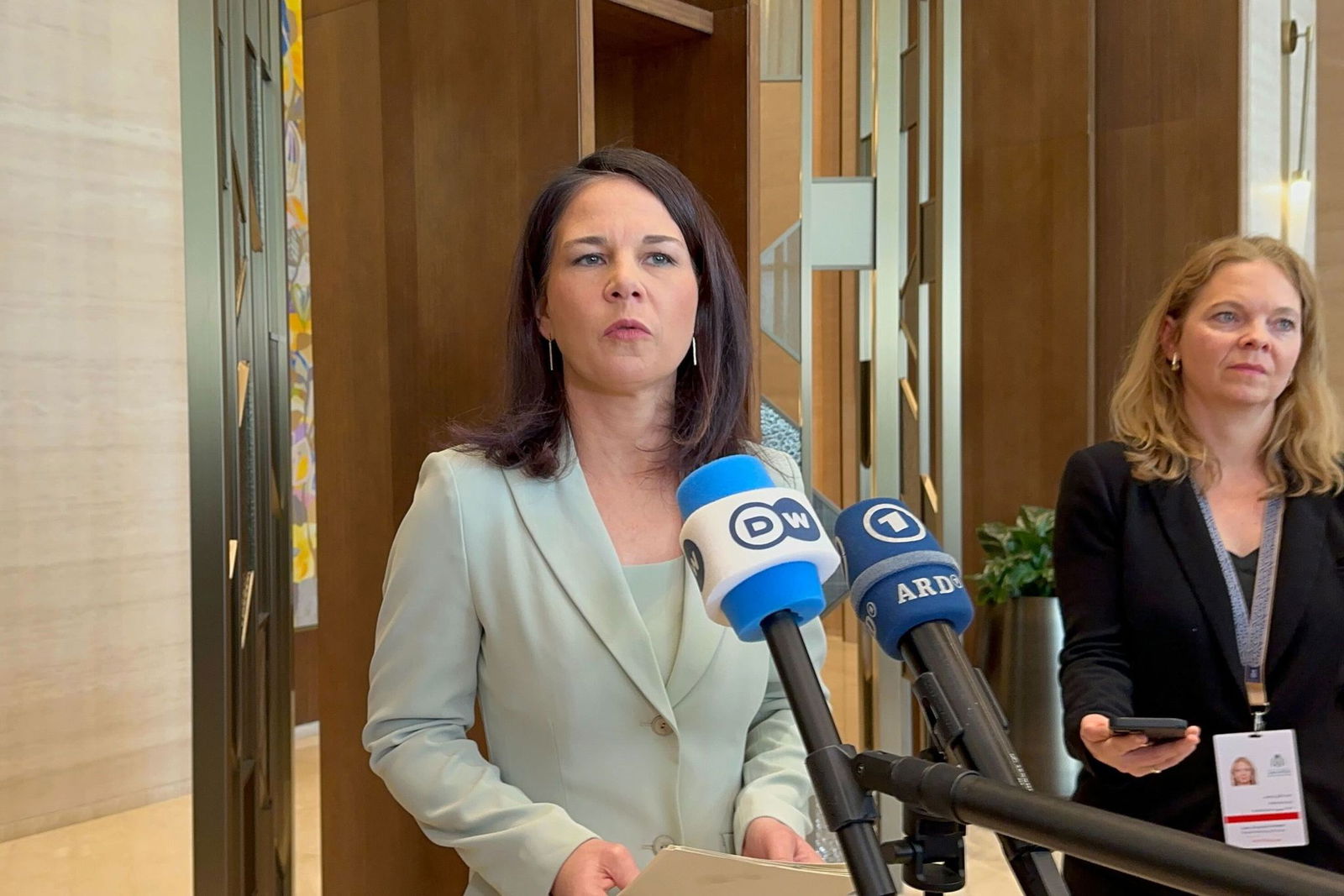 Baerbock äußerte sich am Rande eines Außenminister-Treffens in Riad.