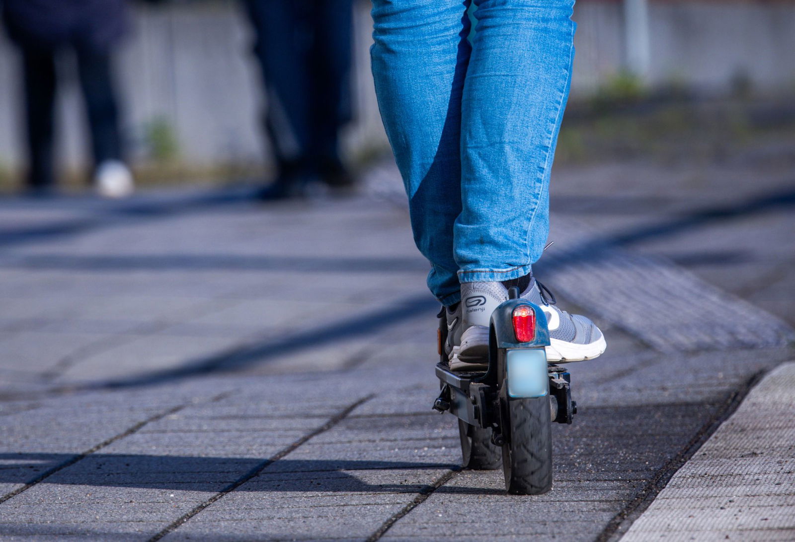 Im Saarland ist ein Kind auf seinem E-Scooter von einem Auto angefahren und schwer verletzt worden. (Symbolbild)
