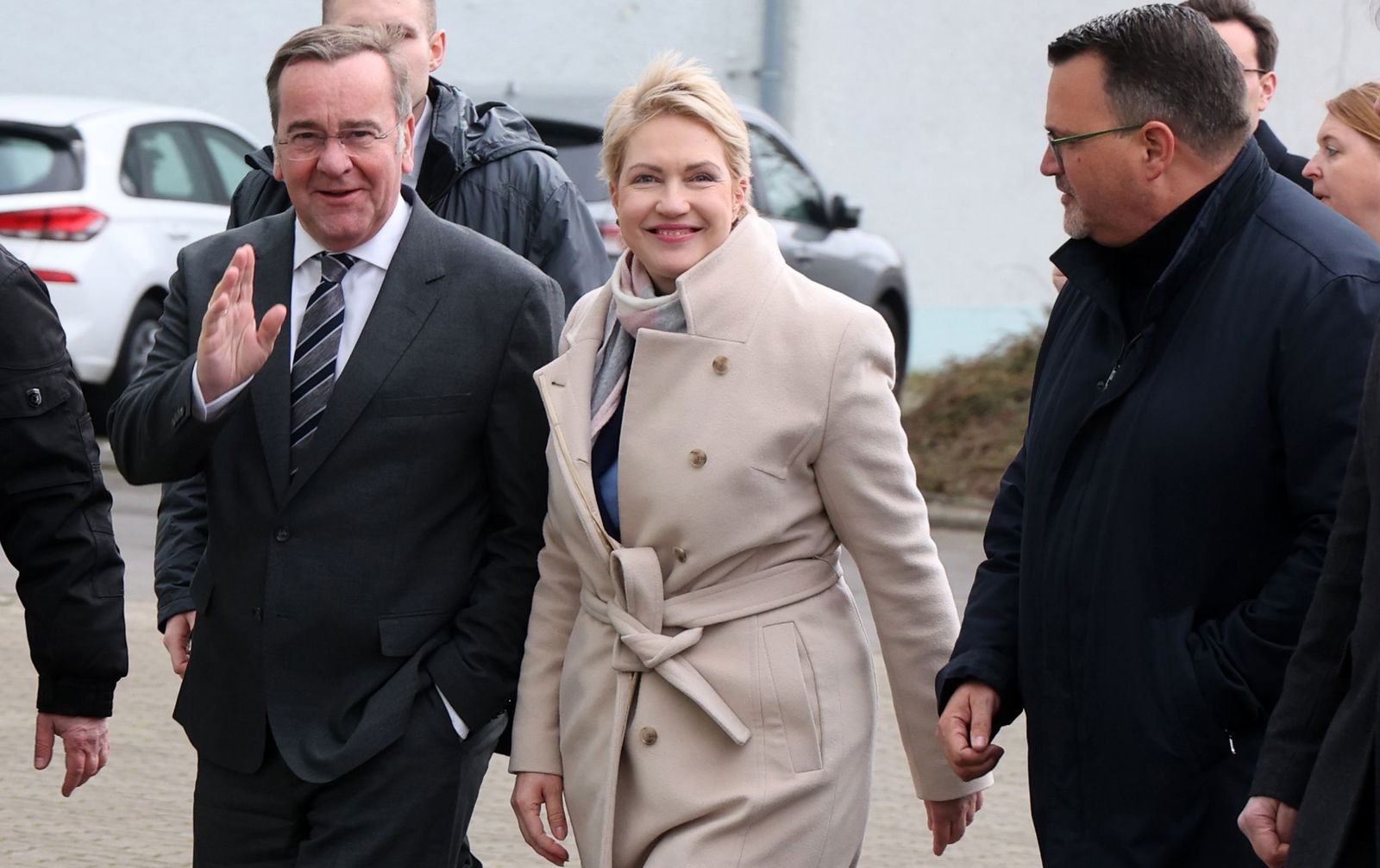 Minister Pistorius (li.), Ministerpräsidentin Schwesig und TKMS-Chef Burkhard auf Werftbesuch in Wismar.