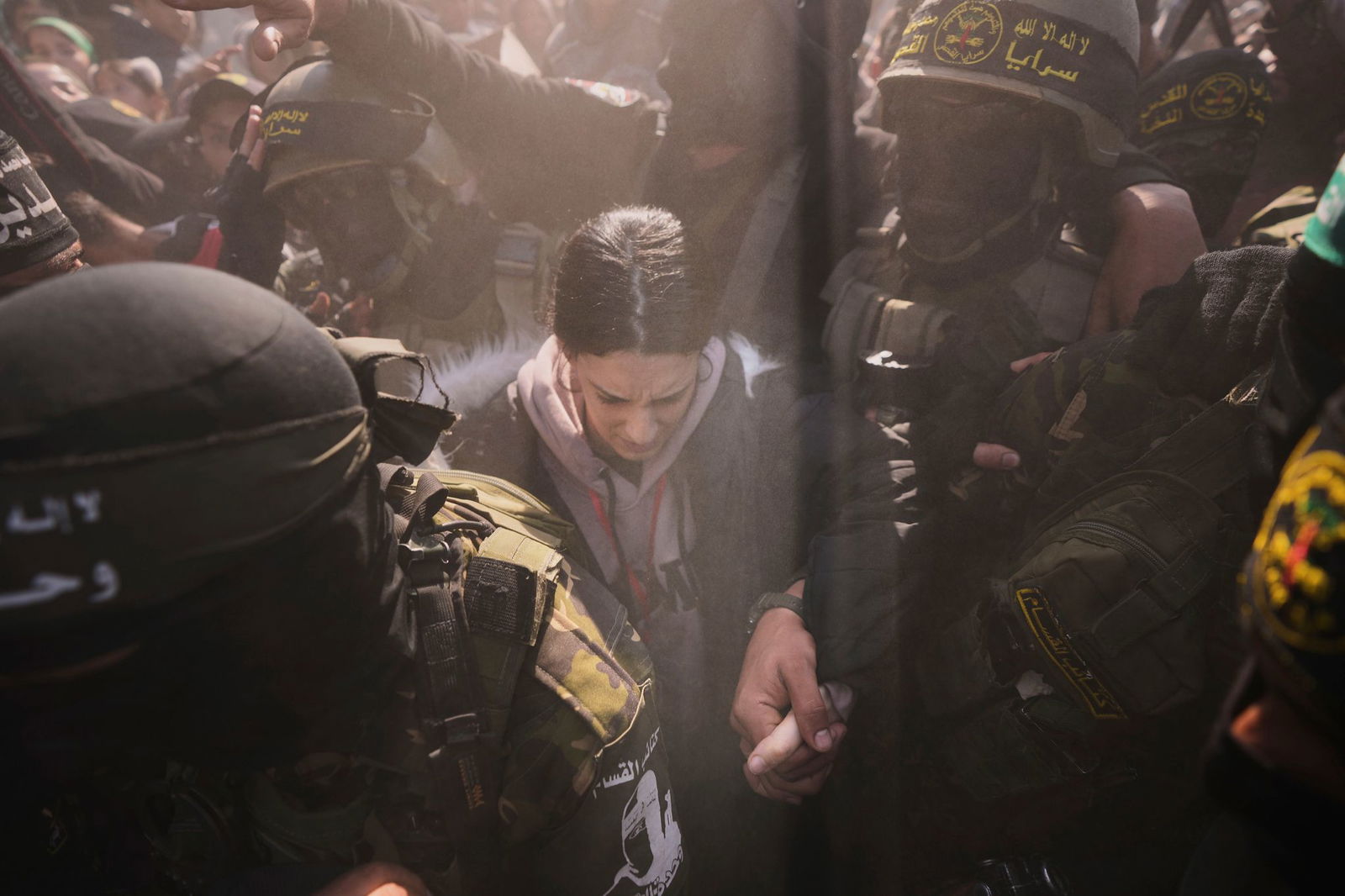 Die Deutsch-Israelin Arbel Yehud bei der Übergabe im Gazastreifen. 