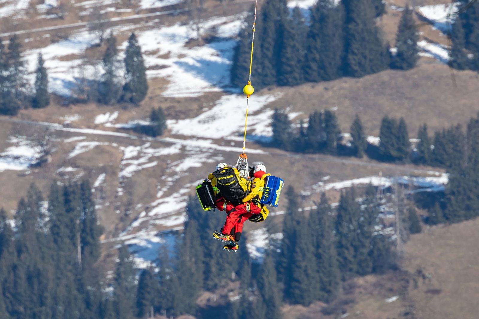 Zwei Fahrer mussten nach Stürzen im Super-G von Kitzbühel per Hubschrauber geborgen werden.