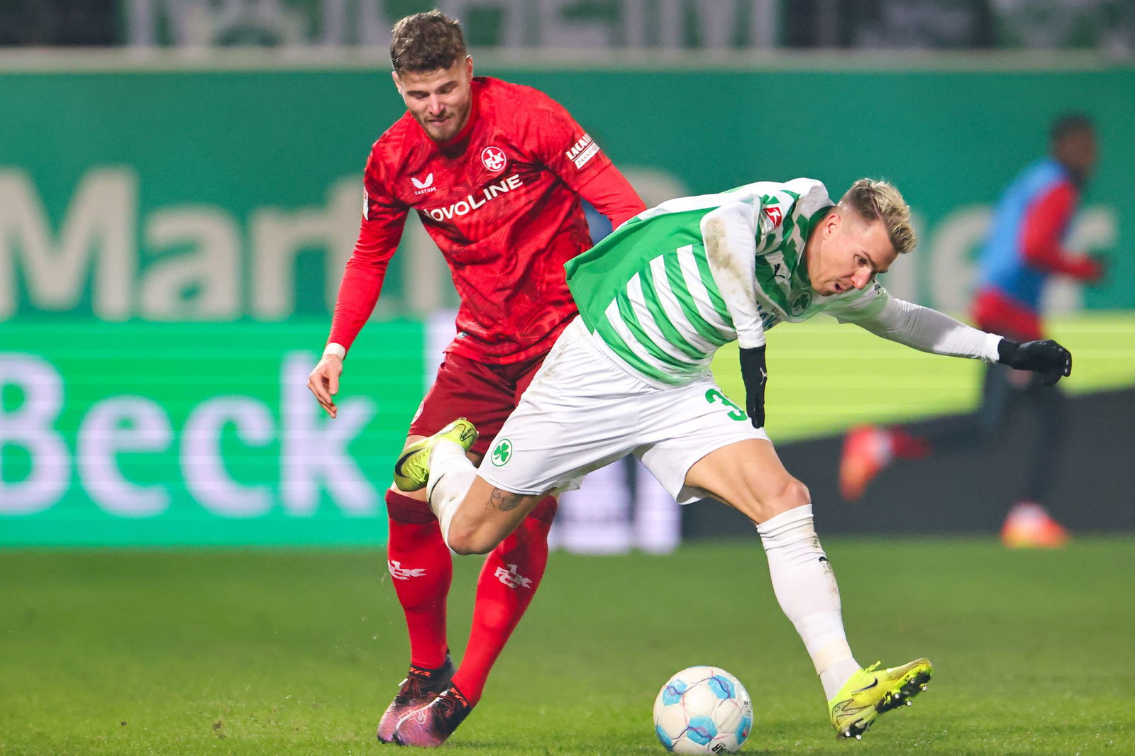 Umkämpftes Spiel: Der Fürther Felix Klaus r) und Jan Elvedi ringen um den Ball.