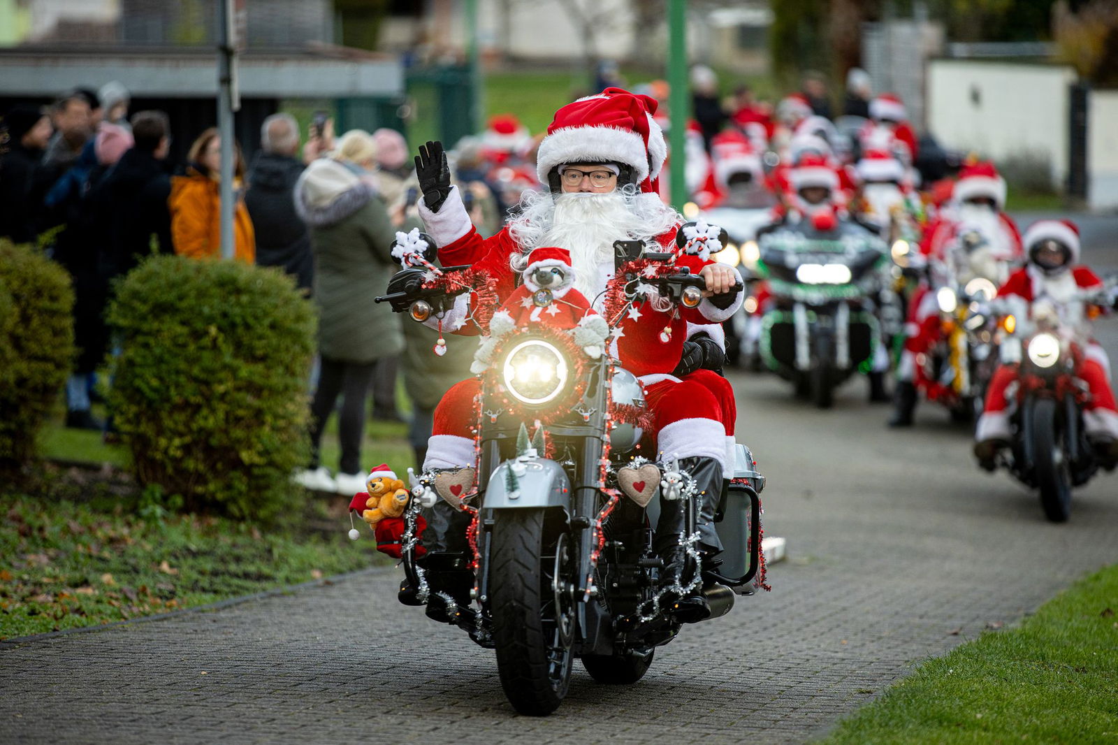 In ihren leuchtend roten Kostümen bringen die Biker nicht nur Geschenke, sondern auch vorweihnachtliche Freude für die Kinder. (Archivfoto)