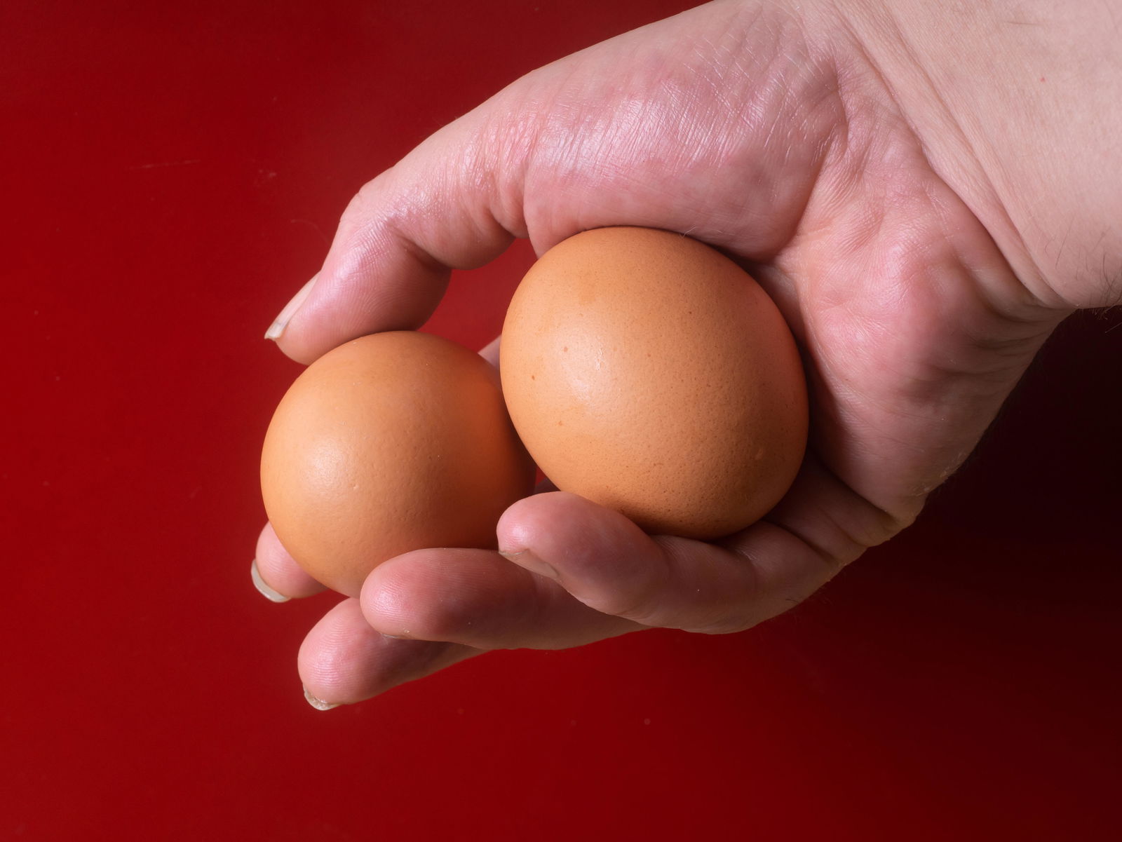zwei Eier in der Hand eines Mannes