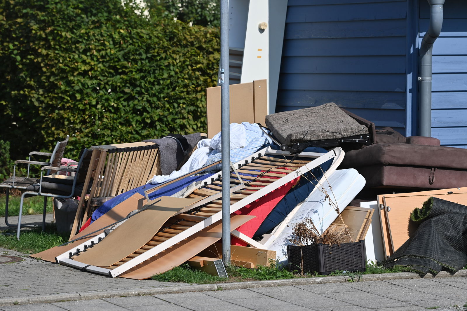 Hausrat vor einem Haus