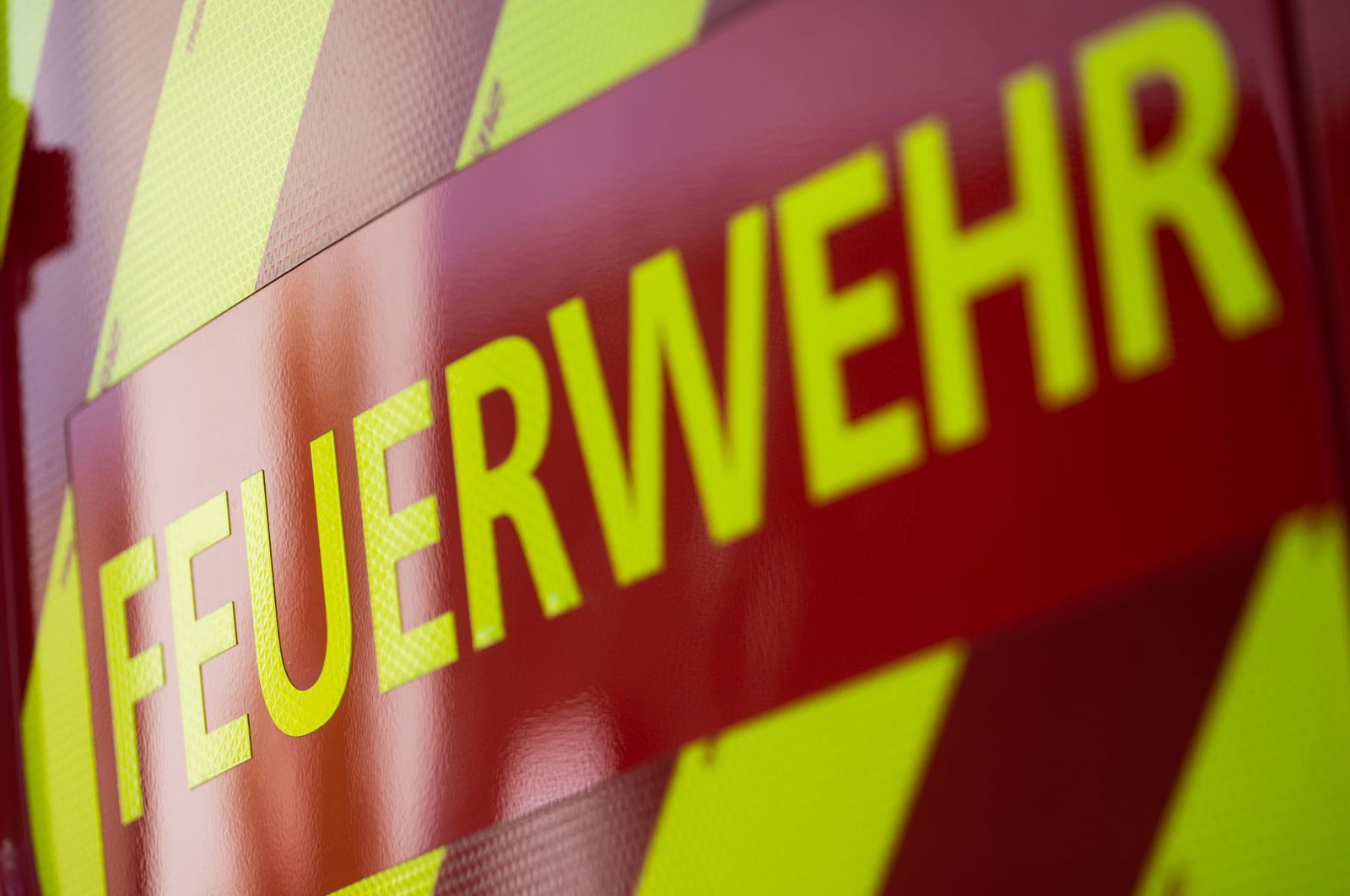 Zahlreiche Feuerwehrleute waren im Einsatz, als das Gebäude einer Fensterbaufirma brannte. (Symbolbild)