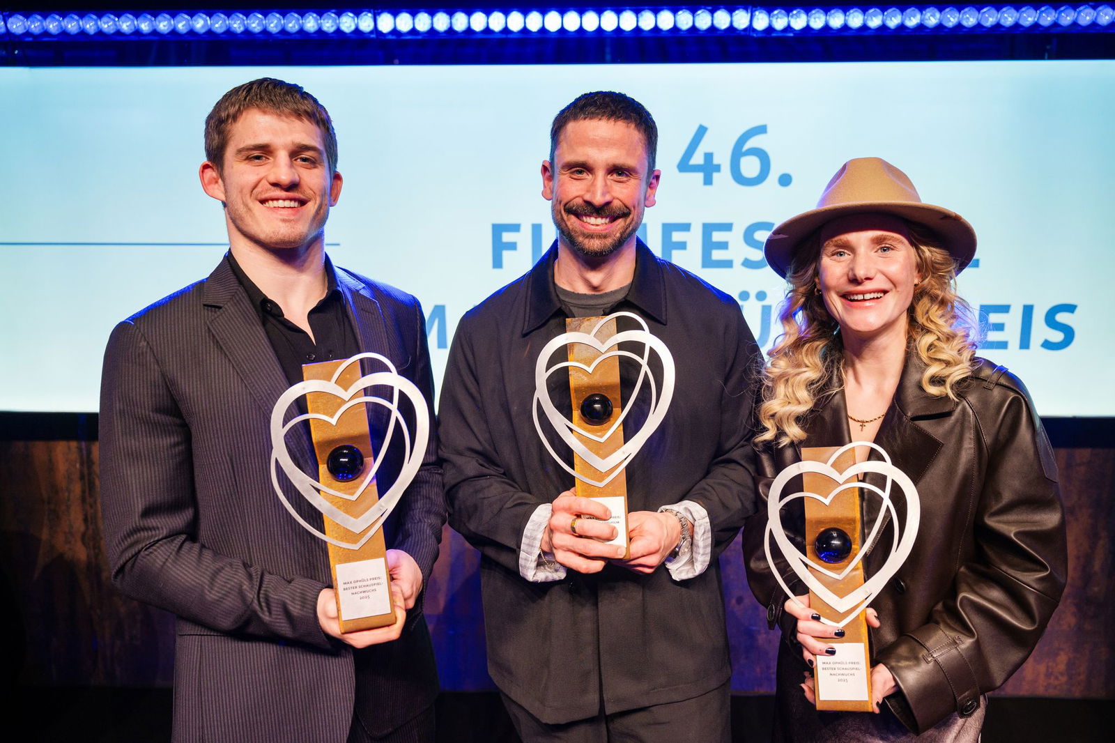 Regisseur Lauro Cress (M) hat für seinen Film «Ungeduld des Herzens» den Hauptpreis gewonnen. Ladina von Frisching und Giulio Brizzi wurden als beste Nachwuchsdarsteller geehrt. 