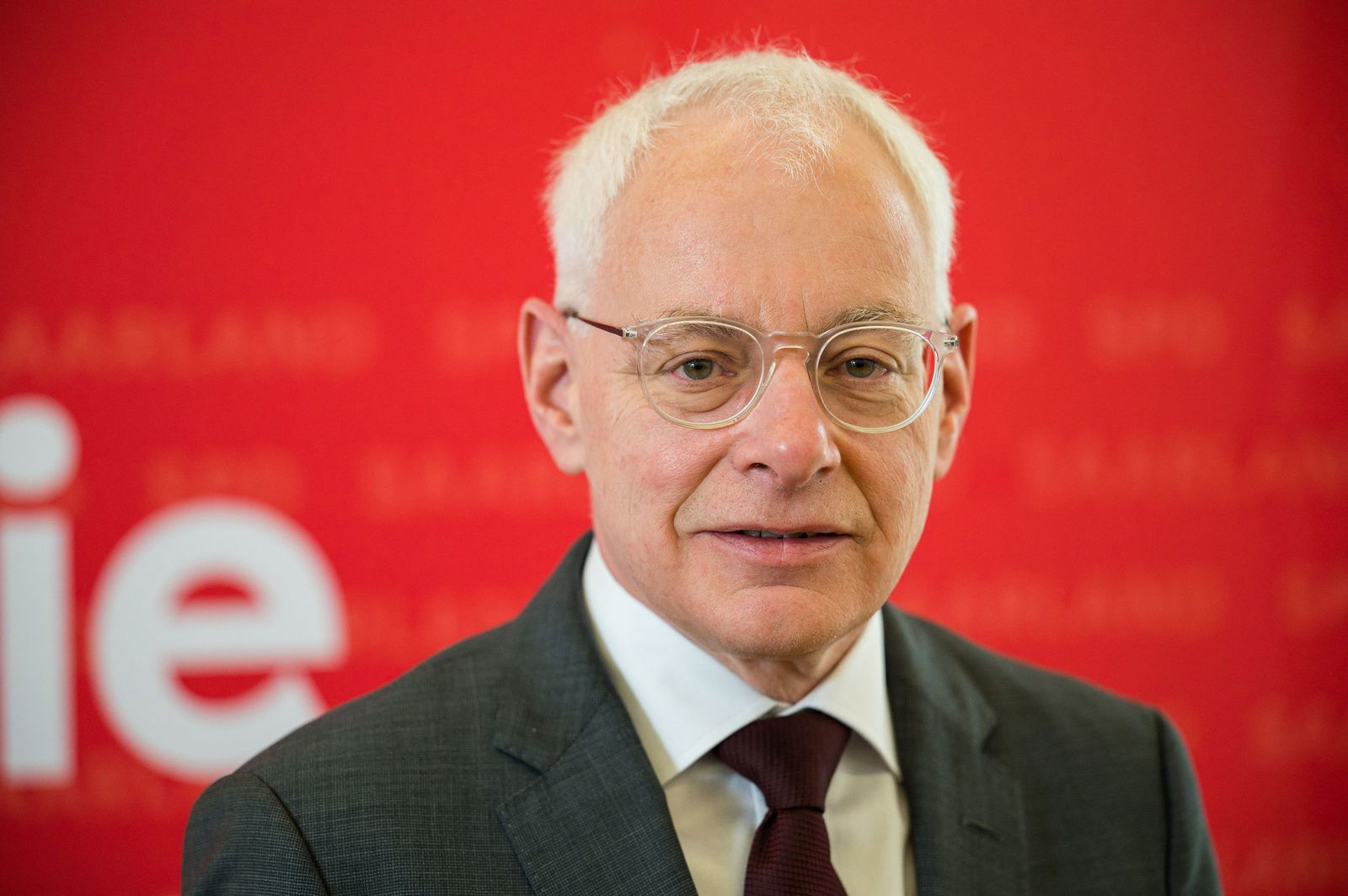 Saar-Wirtschaftsminister Jürgen Barke (SPD) will die digitale Transformation bei kleinen und mittleren Unternehmen fördern. (Archivbild) 