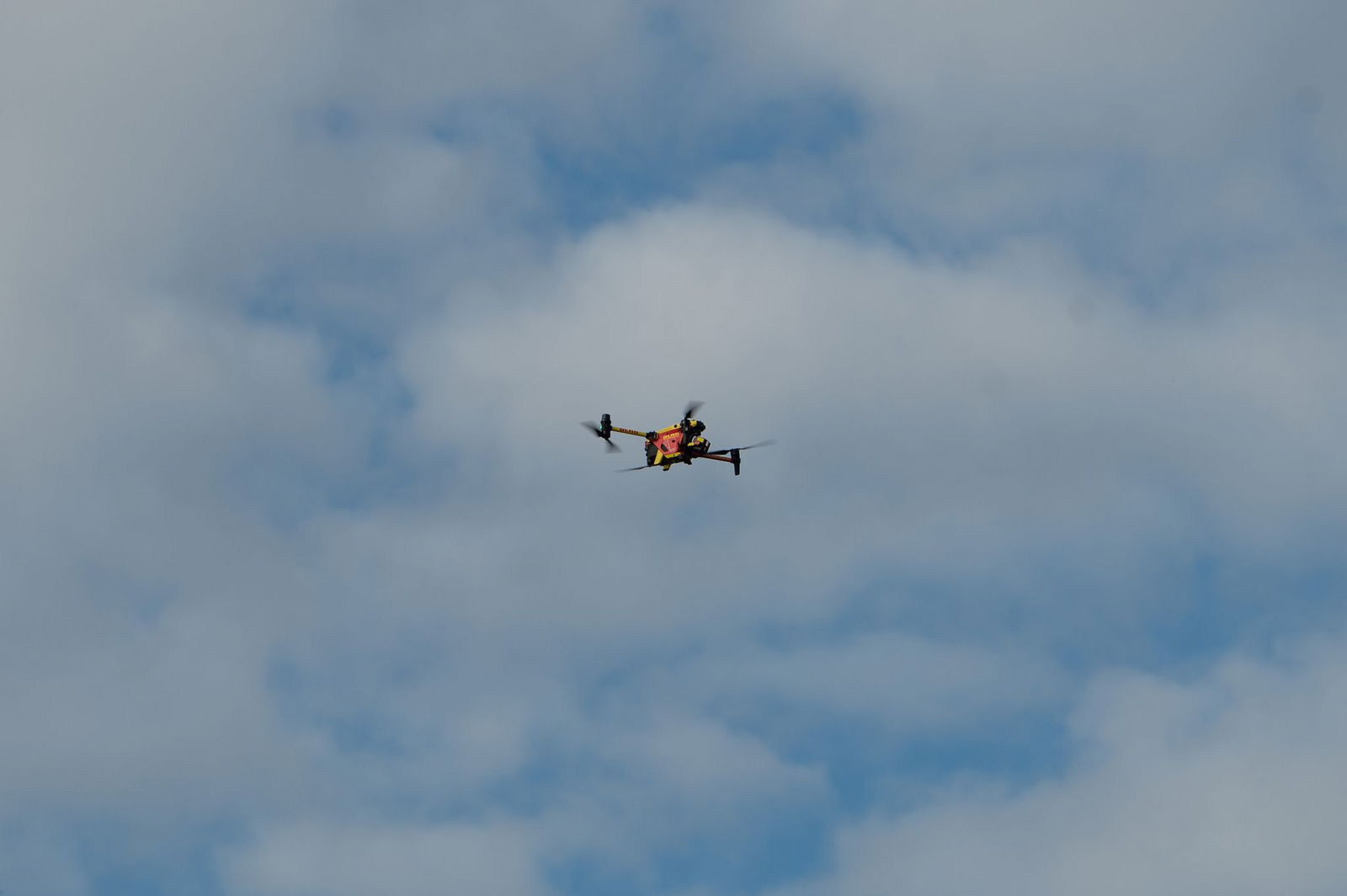 Drohnen werden privat oder landwirtschaftlich genutzt, einige Sichtungen über bestimmten Orten von Rheinland-Pfalz werfen aber Fragen auf. (Symbolbild)