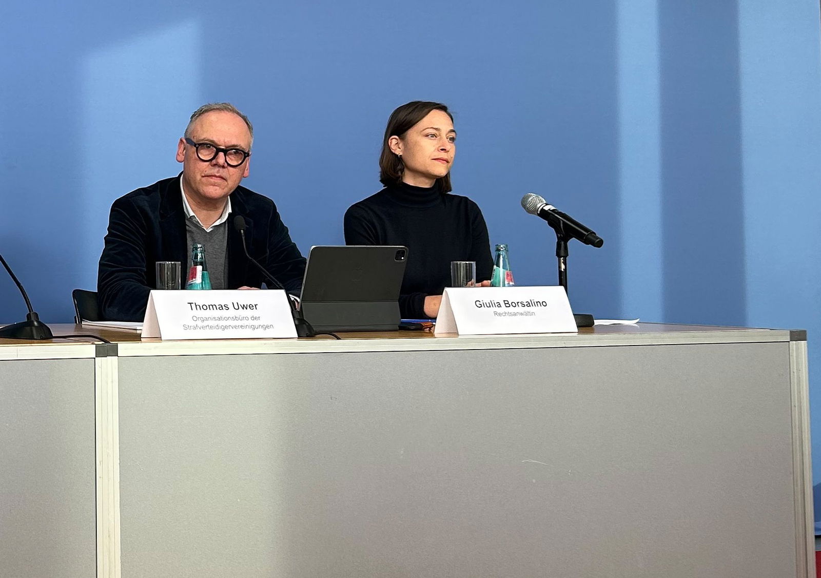 Anwältin Guilia Borsalino (r.) bei der Pressekonferenz. 