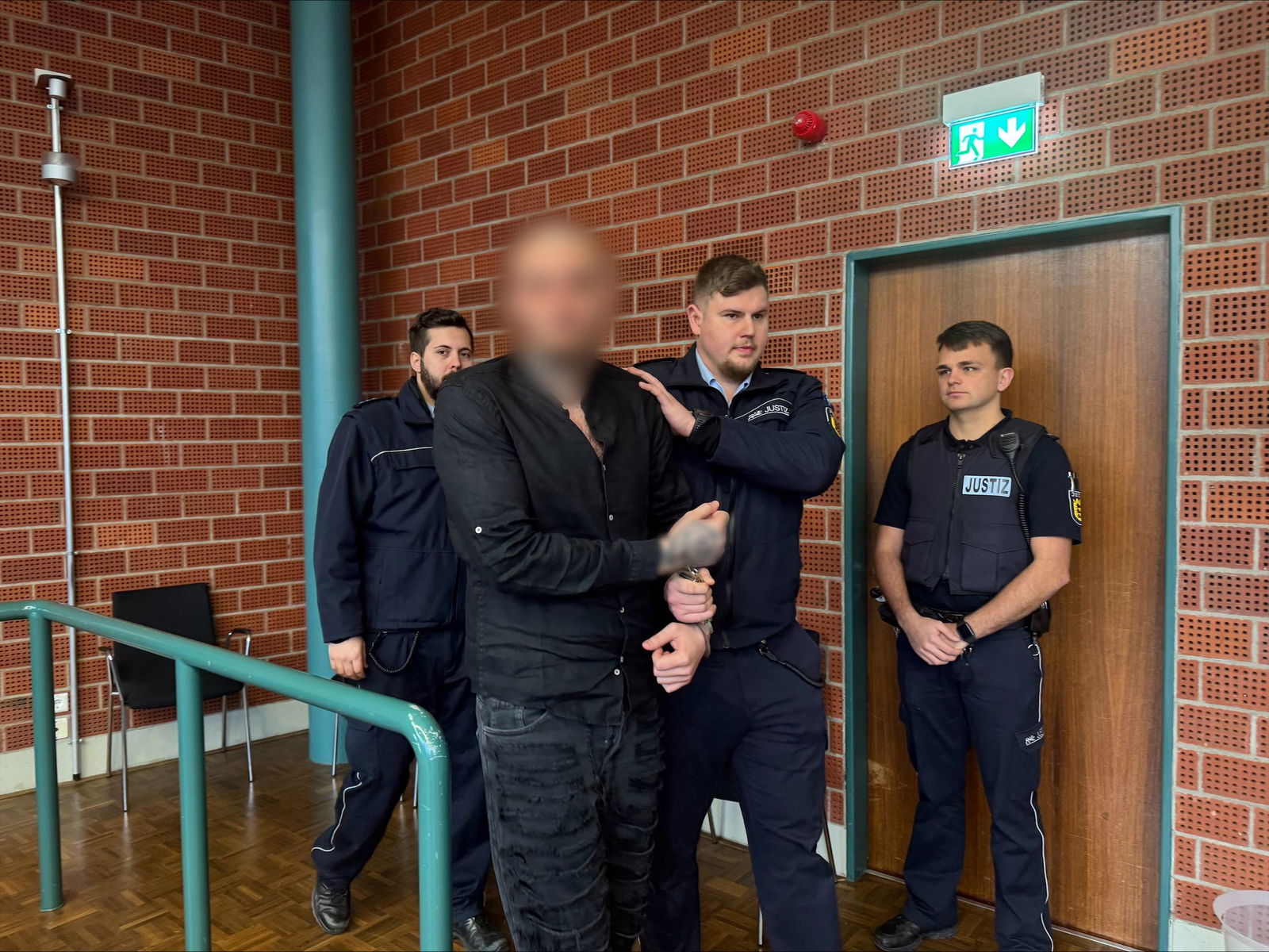 Dem Mann wird vorgeworfen, auf eine Gruppe von Menschen geschossen zu haben.