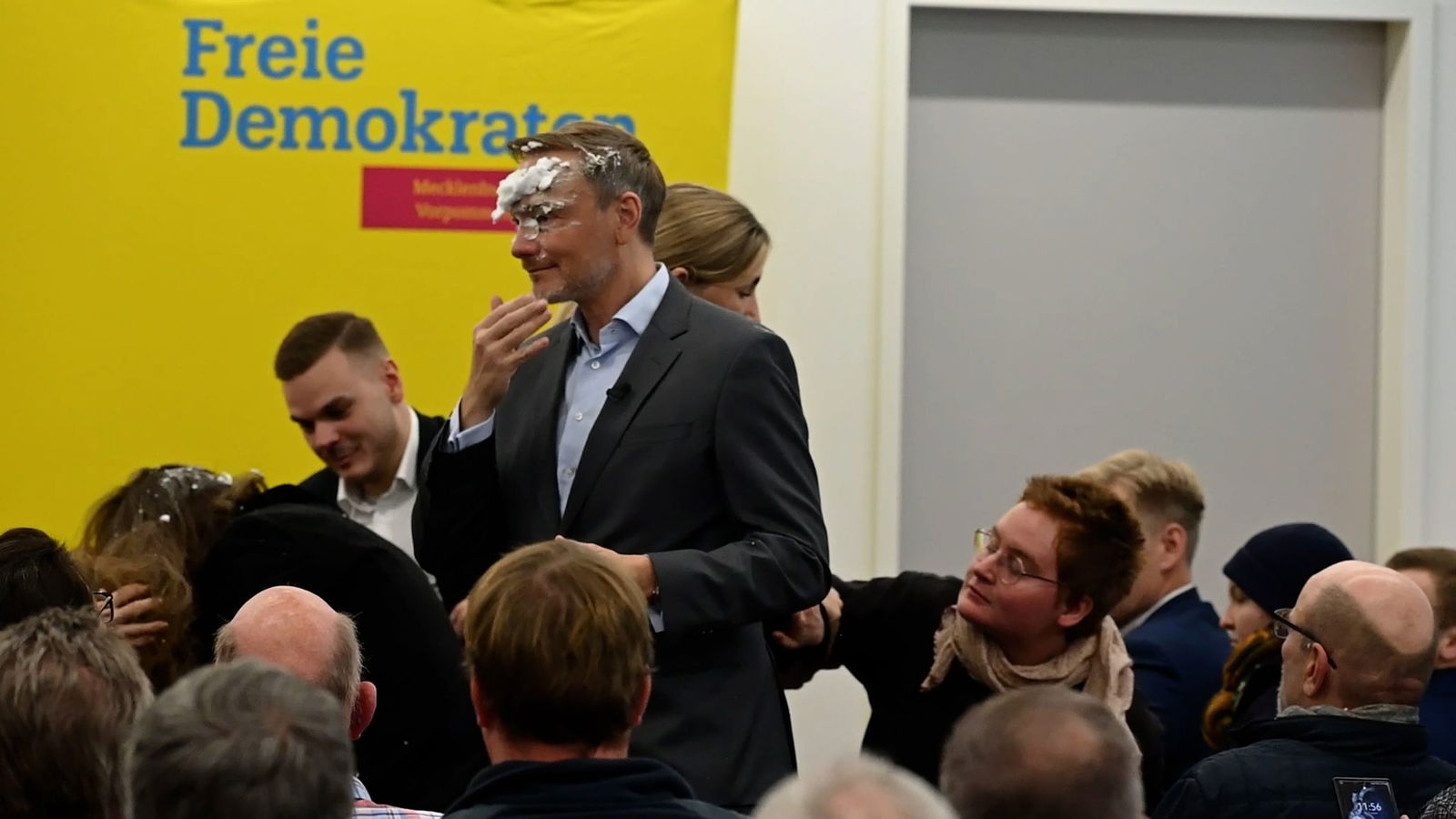 Der FDP-Vorsitzende Christian Lindner wurde mit Schaum beworfen. 
