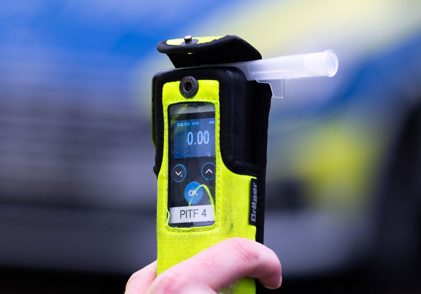 Der Atemalkoholtest zeigte bei der Fahrerin 2,05 Promille an. (Symbolbild)