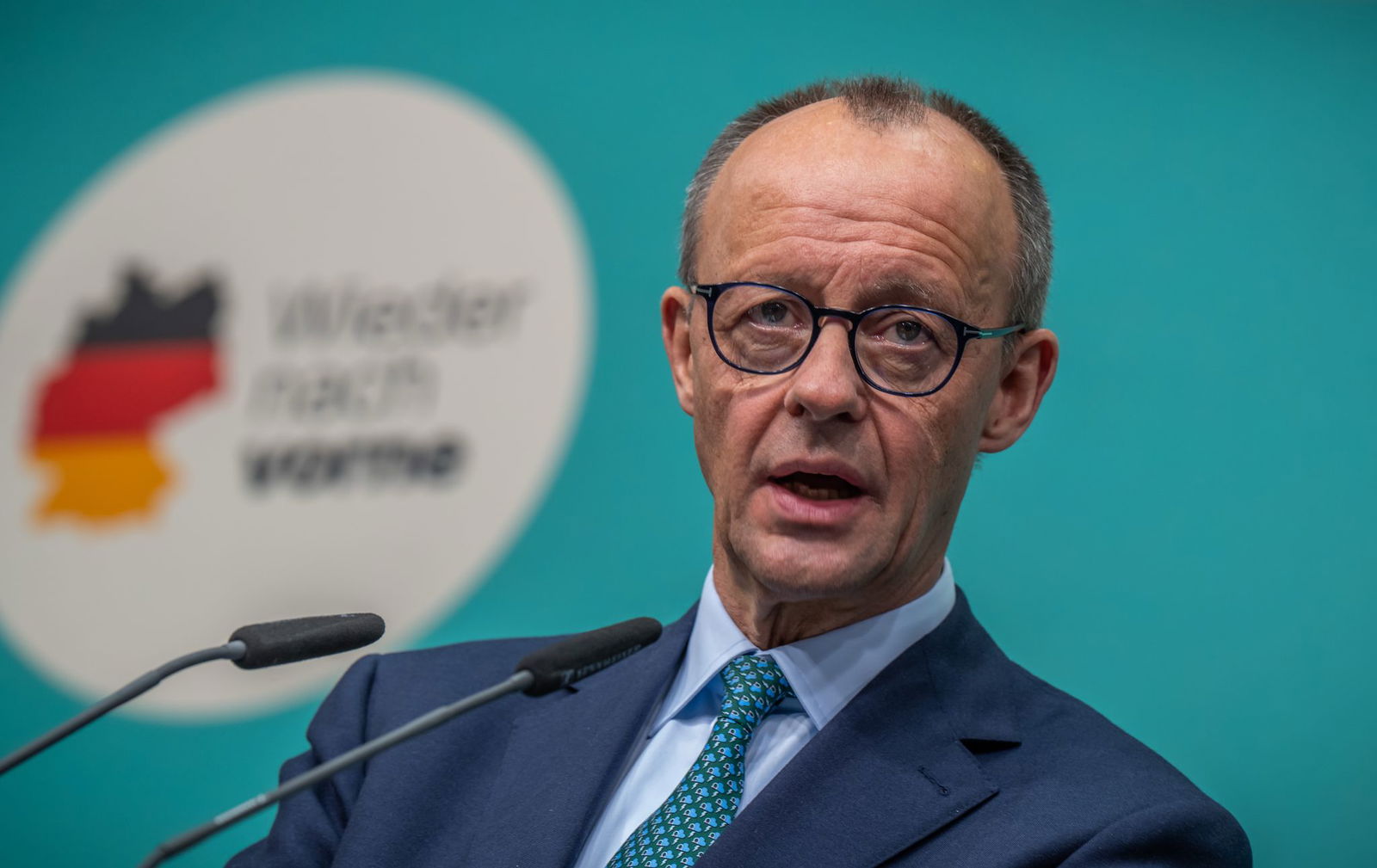 Unionskanzlerkandidat Merz will mit Bundestagsanträgen eine härtere Migrationspolitik erreichen.