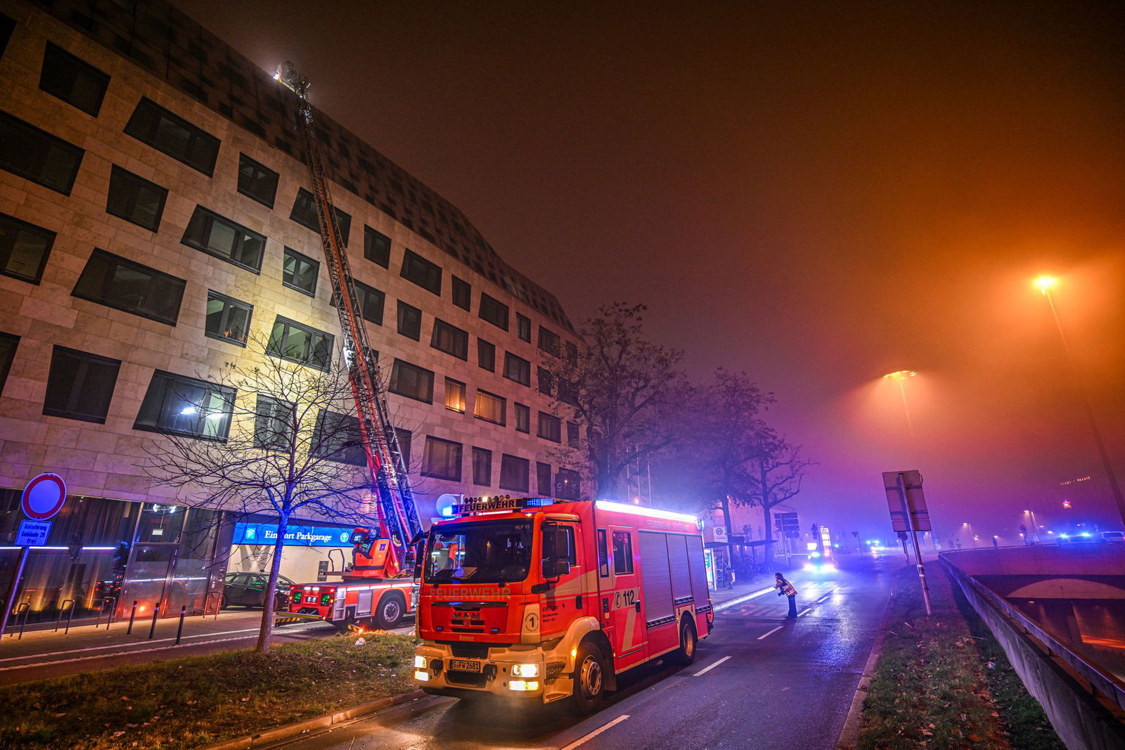 Die Silvesternacht in Baden-Württemberg verlief weitgehend friedlich - Polizei und Feuerwehr waren allerdings bei zahlreichen Bränden im Einsatz, hier in Stuttgart.