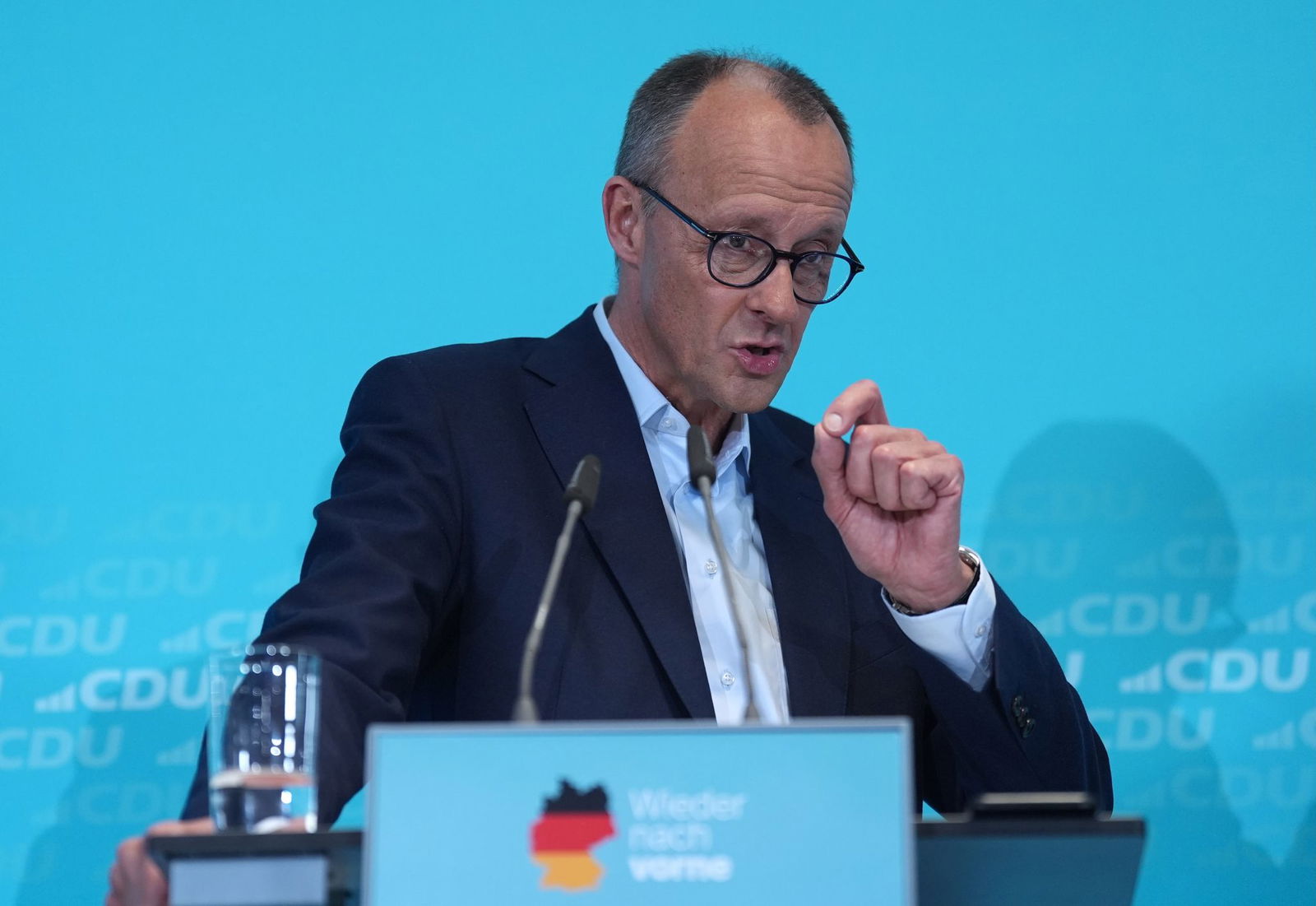 Die CDU justiert ihre zentralen Themen im Wahlkampf: Wirtschaft und innere Sicherheit. Auf eine mögliche Politikwende in den USA blickt der Kanzlerkandidat gelassen. Ziehen die Umfragewerte jetzt an?