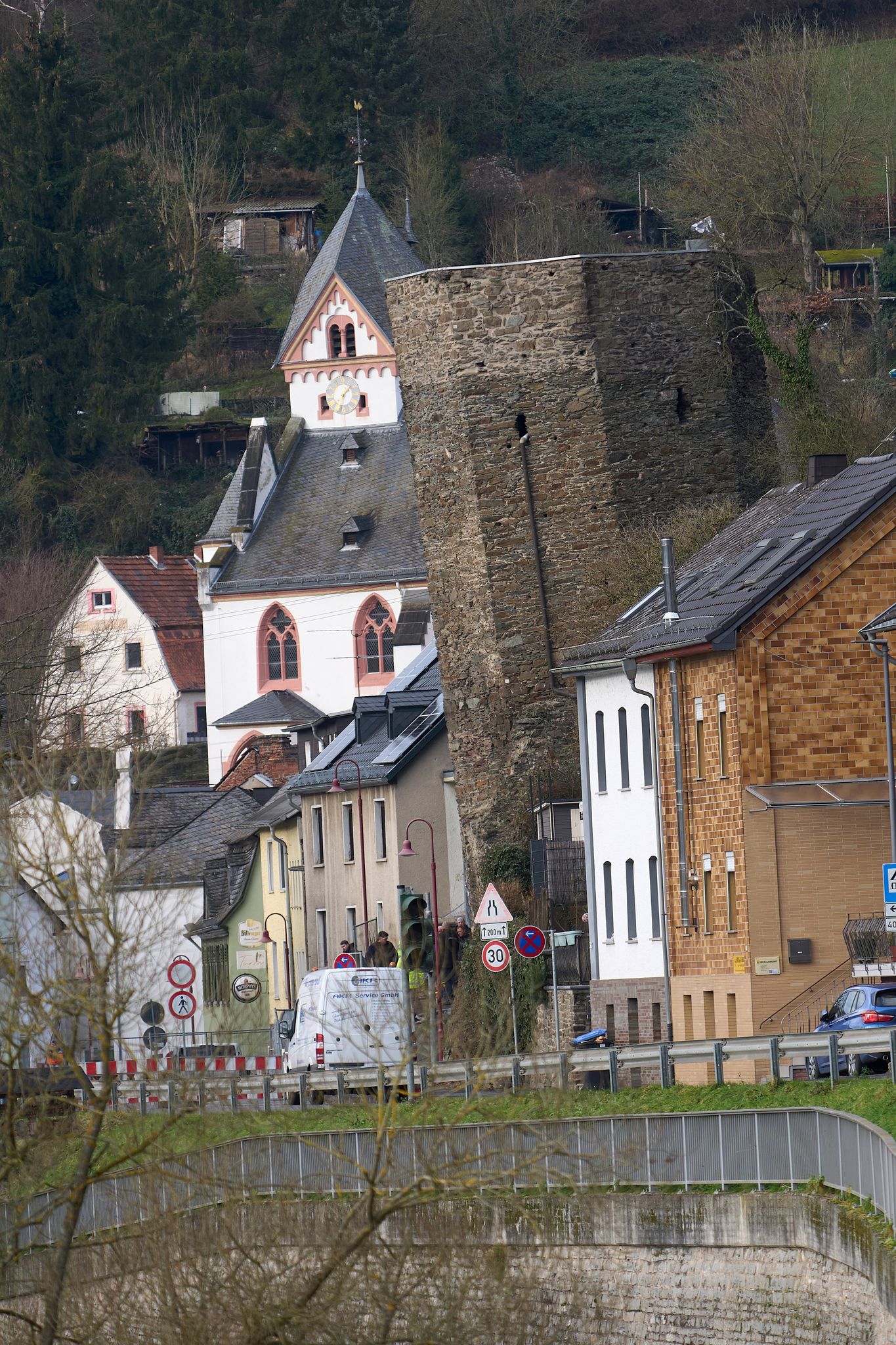 Der Turm in Dausenau ist deutlich schiefer als der Schiefe Turm von Pisa.