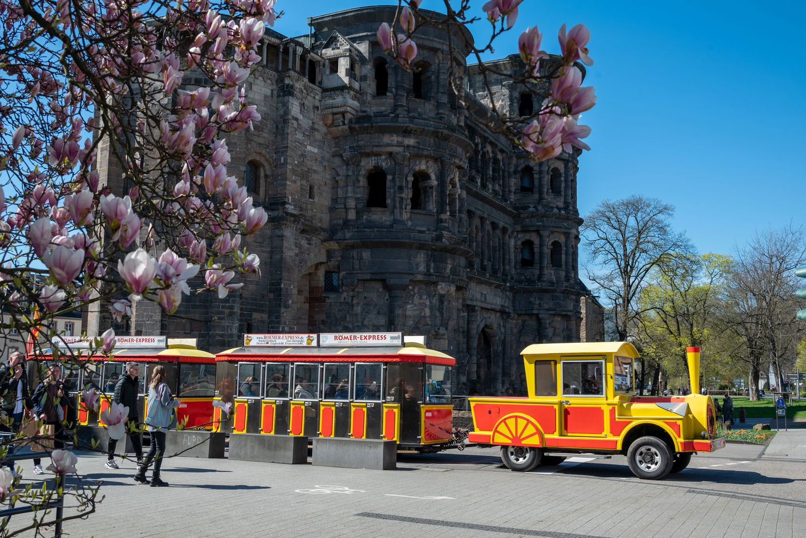 In Trier ist seit mehr als 30 Jahren der gelb-rote Römer-Express unterwegs. (Archivbild)